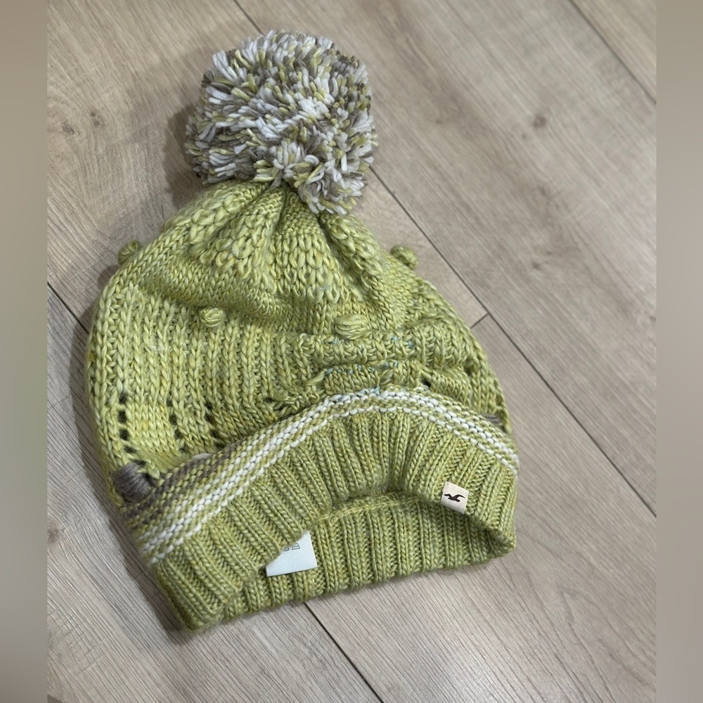 Vintage Y2K Hollister beanie with Pom‎ Pom Bella swam Elena